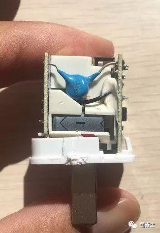 （拆開的充電頭，藍(lán)色的就是Y電容）