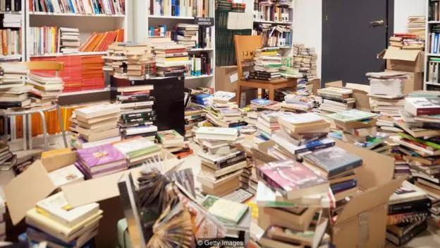 有些書在讀過一次之后，我們就不會再讀了，任由它們在書架、甚至地板上落灰，也不愿意把它們扔掉。