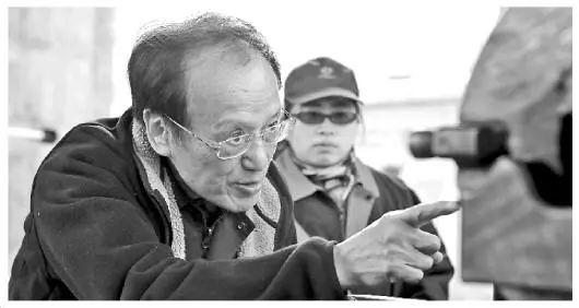 圖為王澤山院士在遼陽試驗(yàn)場。　朱志飛 攝來源：法制日報