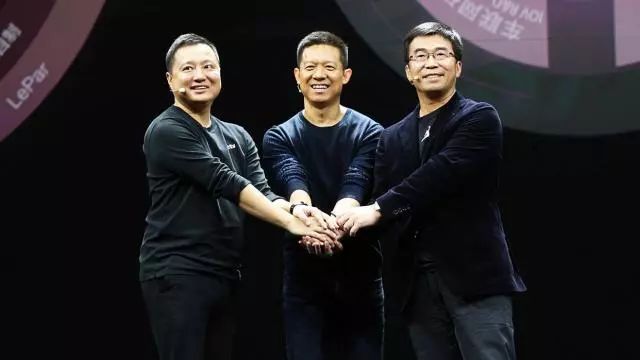 圖：易到用車(chē)創(chuàng)始人兼CEO周航（左一）與賈躍亭（中）