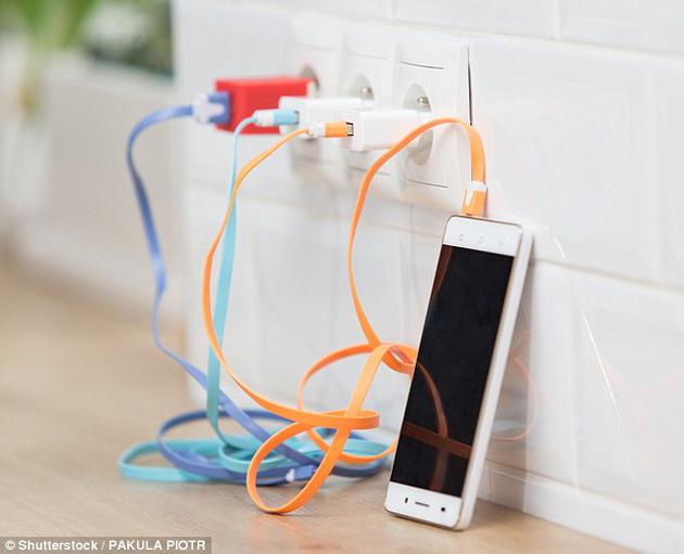 電池科學(xué)家和工程師稱，當(dāng)前電池的主要問題是“容量衰減”。這是熱力學(xué)第二定律的結(jié)果，熱力學(xué)第二定律指出，只要有一些真實(shí)的過程發(fā)生，它就會在該過程中浪費(fèi)一定數(shù)量電能，并且無法恢復(fù)。