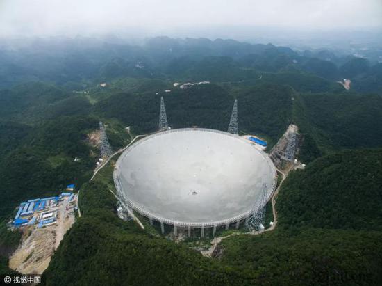 ▲位于貴州黔南州平塘縣大窩凼的500米口徑球面射電望遠(yuǎn)鏡（FAST）。圖片來自視覺中國。
