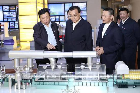 ▲2016年李克強(qiáng)總理考察某企業(yè)，鼓勵科研人員做好集成創(chuàng)新和原始創(chuàng)新。圖片來自新華社。
