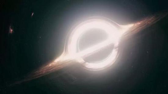 電影星際穿越當中的黑洞，周圍的亮環(huán)是由氣體構成的吸積盤（圖片來源：電影《星際穿越》）