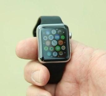▲Bainter在接受采訪時(shí)展示他丟失的Apple Watch