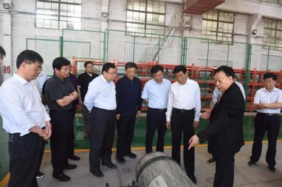南陽市委書記張文深在氫能源汽車項(xiàng)目現(xiàn)場辦公的場景。