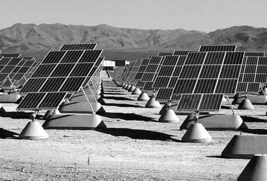 圖5  太陽(yáng)能電池陣列。僅僅是列出這樣的一個(gè)太陽(yáng)能電池所涉及的物理學(xué)知識(shí)，可能就需要一本厚重的書(shū)。
