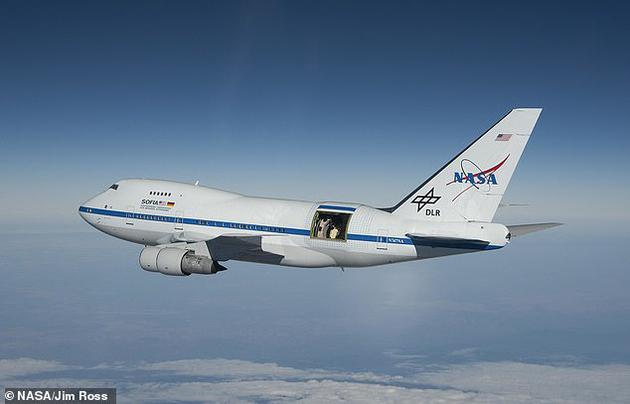 NASA研究人員通過(guò)一架特殊的飛機(jī)（如圖所示，通過(guò)飛機(jī)后機(jī)身敞開(kāi)的艙門可以看到望遠(yuǎn)鏡）攜帶的望遠(yuǎn)鏡觀測(cè)到了人馬座A*周圍的磁場(chǎng)