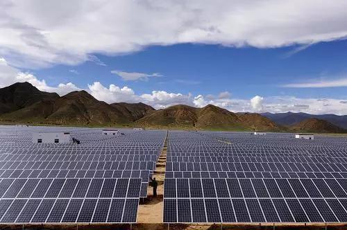 太陽能發(fā)電陣列（圖片來源：http://www.gov.cn/jrzg/2011-07/06/content_1900489.htm）